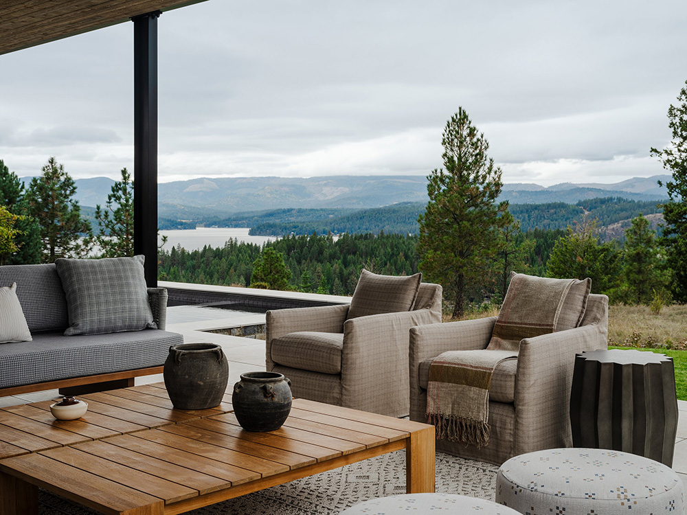 Просторное современное ранчо в Айдахо с видами на озеро Просторное современное ранчо в Айдахо с видами на озеро