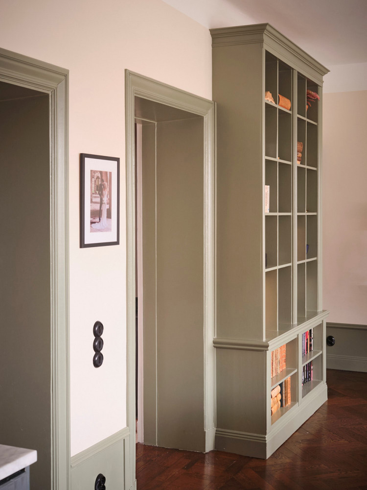 Приятные розовые нотки и оливковые панели: уютная квартира в Стокгольме